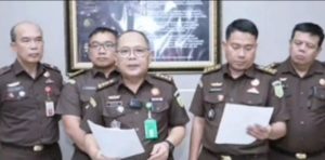 Foto : Kejaksaan Tinggi Sumatera Utara (Kejati Sumut) memastikan akan mengajukan upaya hukum banding atas vonis bebas yang dijatuhkan majelis hakim kepada empat orang terdakwa. Langkah hukum ini diambil setelah Pengadilan Tindak Pidana Korupsi (Tipikor) pada Pengadilan Negeri Medan memutus bebas para terdakwa Rabu, 3 Juni 2026. Kasus ini menjadi perhatian nasional karena diduga merugikan keuangan negara hingga Rp263,4 miliar. (BM-red).