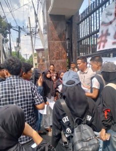 Foto : Serikat Mahasiswa Revolusi Anti Korupsi (SEMARAK) menggelar aksi unjuk rasa di depan Kantor Kejaksaan Tinggi Sumatera Utara (Kejati Sumut), Jumat (12/6/2026). (BM-red).