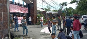 Foto : Puluhan massa Aliansi Mahasiswa Peduli Rakyat Sumatera Utara (AMPR-SU) dan Gerakan Mahasiswa dan Pemuda Taat Amanah (GEMPITA) menggelar aksi unjuk rasa damai di depan gerbang Kejaksaan Tinggi Sumatera Utara (Kejatisu), Rabu (17/6/2026). (BM-red).