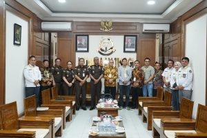 Foto : Ketua KPU Provinsi Sumatera Utara, Agus Arifin, S.Sos, yang didampingi oleh jajaran Pejabat Struktural dan Komisioner KPU Sumut, diterima langsung oleh Kepala Kejaksaan Tinggi (Kajati) Sumatera Utara, Muhibuddin, SH., MH. didampingi Wakajati Eko Adhyaksono, SH., MH, Asdataun Nurhandayani, SH., MH, Aspidum Suhendri, SH., MH, hingga Kasi Penkum Rizaldi, SH., MH. Bertempat di ruang utama Kejatisu. Senin (22/6). (BM-red).