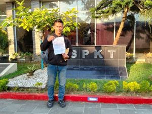 Foto : Muhammad Fauzi (33) seorang wartawan media online, Resmi membuat Laporan Pengaduan ke SPKT Kepolisian Daerah Sumatera Utara atas dugaan penganiayaan dan perusakan barang miliknya. Laporan tersebut resmi terdaftar dengan nomor LP/B/1026/VI/2026/SPKT/POLDA SUMATERA UTARA tertanggal 26 Juni 2026. (BM-red).