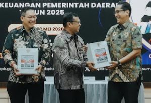 Wali Kota Medan, Rico Waas bersama Ketua DPRD Medan, Wong Chun Sen saat menerima LHP (Laporan Hasil Pemeriksaan) LKPD Tahun 2025 dari Kepala BPK RI Perwakilan Sumut, Paula Henry Simatupang.