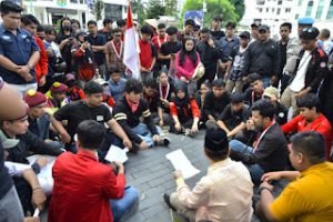 Wakil Ketua DPRD Medan, H Rajudin Sagala duduk bersila eaat menerima Aksi Penyampaian aspirasi dari GMNI.