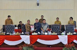 Ketua DPRD Medan, Wong Chun Sen menyerahkan Dokumen Pemandangan Umum 9 Fraksi Atas LPj Walikota Medan kepada Wakil Wali Kota Medan, Zakiyudin Harahap.