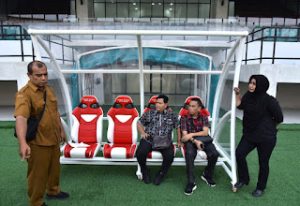 Komisi 4 DPRD Medan saat meninjau renovasi Stadion Teladan, Senin (15/6).