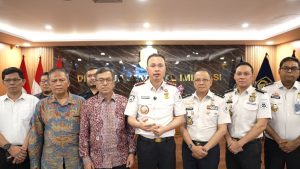 Direktur Jenderal Imigrasi, Hendarsam Marantoko, saat memberikan keterangan pers usai rapat pembahasan bersama perwakilan ITB, di Gedung Direktorat Jenderal Imigrasi, Selasa (30/06/26).