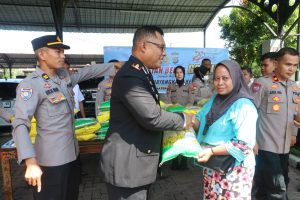 Direktorat Binmas membagikan beras gratis kepada masyarakat yang berprofesi di sektor pelayanan sosial dan pekerjaan informal.