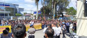 Sekitar 400 anggota LMP mengenakan seragam lengkap mendatangi Mapolres Tanah Karo di Jalan Veteran, Kabanjahe, Kamis (2/7/2026).