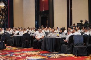 Kepala Kantor Wilayah, Dr. Parlindungan, S.H., M.H., bersama seluruh pimpinan wilayah dan satuan kerja keimigrasian se-Indonesia, menghadiri Sosialisasi Penguatan Kepatuhan Internal yang digelar di Trans Luxury Hotel Surabaya.