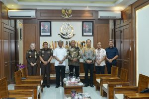 Foto : Sebelumnya Bupati Langkat Syah Afandin (Ondim) diketahui sempat melakukan pertemuan resmi atau beraudiensi dengan Kepala Kejaksaan Tinggi Sumatera Utara (Kajati Sumut), Muhibuddin, beserta jajaran pejabat utama Kejati Sumut di kantor Kejati Sumut, Jalan AH Nasution, MedanKamis (18/6) yang lalu. (BM-red).