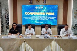 Kepala Kantor Wilayah Direktorat Jenderal Imigrasi Sumatera Utara, Parlindungan saat mengungkap jaringan penipuan daring lintas negara bermodus asmara (love scamming) yang beroperasi di Kota Medan.