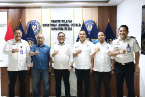 Gambar : Kepala Kantor Wilayah Direktorat Jenderal Imigrasi Sumatera Utara, Dr. Parlindungan, S.H., M.H, foto bersama pengurus Ikatan Motor Indonesia (IMI) Sumatera Utara.
