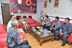 Ketua DPRD Kota Medan, Wong Chun Sen Tarigan, mendengar keluhan perwakilan warga Kelurahan Sempakata, Kecamatan Medan Selayang, yang bermukim di kawasan sekitar Kantor Lurah Sempakata.