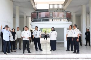 Pelaksana Tugas (Plt.) Inspektur Jenderal Kementerian Imigrasi dan Pemasyarakatan RI, Ika Yusanti, Bc.I.P., S.H., M.Si., CGCAE, didampingi Kepala Kantor Wilayah Direktorat Jenderal Imigrasi Sumatera Utara, Dr. Parlindungan, S.H., M.H., dan Plt. Kakanim Tanjung Balai Asahan, Gelora Adil Ginting beserta jajaran, melakukan kunjungan kerja ke Kantor Imigrasi Kelas II TPI Tanjung Balai Asahan, Kamis (9/7).