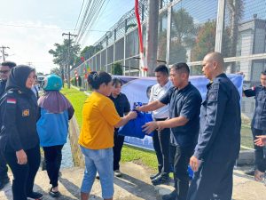 Petugas Lapas Kelas I Medan membagikan paket bantuan kepada masyarakat di sekitar lingkungan Lapas, Sabtu (11/07).