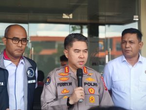 Kabid Humas Kombes Pol. Dr. Ferry Walintukan, S.I.K., S.H., M.H., didampingi Direktur Reserse Narkoba Polda Sumut, Kombes Pol. Andy Arisandi.
