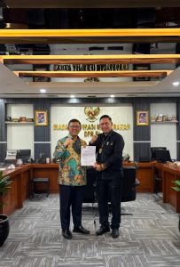 Ketua DPRD Kota Medan, Drs. Wong Chun Sen, M.Pd.B., secara resmi menyampaikan aspirasi masyarakat kepada Pimpinan Badan Aspirasi Masyarakat (BAM) DPR RI, Dr. H. Ahmad Heryawan, Lc., M.Si. dan Adian Yunus Yusak Napitupulu, S.H.