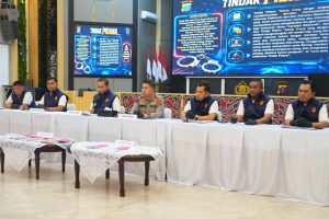 Direktur Reserse Siber Polda Sumut, Kombes Pol. Dr. Bayu Wicaksono, S.H., S.I.K., M.Si., saat mengungkap jaringan penipuan online (scam) dengan modus lelang mobil.