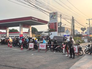 Personel mengatur antrean kendaraan di sejumlah Stasiun Pengisian Bahan Bakar Umum (SPBU).