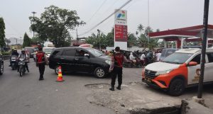 Personel Polresta Deli Serdang melakukan pelayanan pengamanan serta melaksanakan pengaturan lalu lintas (Gatur) intensif di SPBU.