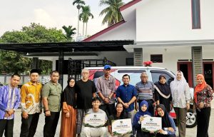 Direktur Yayasan Sumut Bergiat Fuad Ginting memberikan beasiswa kepada 3 mahasiswa USU dan 1 mahasiswa UNIMED.