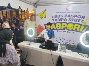 Kepala Kantor Wilayah Direktorat Jenderal Imigrasi Sumatera Utara, Parlindungan, meninjau langsung pelaksanaan Pasporia di kawasan Car Free Night Kesawan, Kota Medan, Sabtu (18/7).