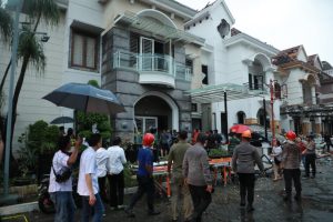 Tim Penjinak Bom (Jibom) dan Tim Kimia, Biologi, Radioaktif (KBR) Detasemen Gegana, serta Tim Search and Rescue (SAR) Batalyon A Pelopor melakukan penanganan Ledakan Rumah di Grand Polonia Medan.