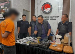 Satresnarkoba Polrestabes Medan menangkap pelaku pemasok narkoba antar pulau beserta barang bukti.