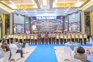 Kapolda Sumatera Utara, Irjen Pol. Whisnu Hermawan Februanto, S.I.K., M.H., didampingi Wakapolda Sumatera Utara Brigjen Pol. Sonny Irawan, S.I.K., M.H., bersama Kepala Kejaksaan Tinggi Sumatera Utara Muhibuddin dan Wakil Kepala Kejaksaan Tinggi Sumatera Utara Eko Adhyaksono menyerahkan piagam penghargaan kepada satuan kerja berprestasi.