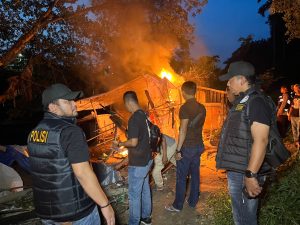 Tim gabungan Polrestabes Medan menghancurkan serta membakar sarang barak narkoba.