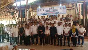 Ketua Umum (Ketum) PWI Pusat, Akhmad Munir, didampingi Ketua PWI Sumut, Farianda Putra Sinik, foto bersama dengan anggota tingkat muda PWI dari berbagai daerah.