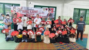 Ketua DPRD Kota Medan, Wong Chun Sen Tarigan membagikan ratusan buku tulis kepada 160 anak yatim piatu di Panti Asuhan/Pesantren Al Washliyah.