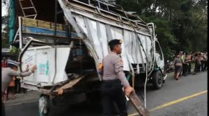 Petugas mengevakuasi kendaraan yang hancur ke sisi kanan dan kiri jalan.