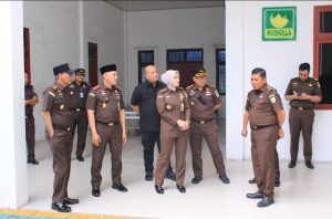 Foto : Kepala Kejaksaan Tinggi Sumatera Utara (Kajati Sumut), Muhibuddin, SH., MH., Didampingi sejumlah Pejabat Utama (PJU) Kejati Sumut. Di antaranya Asisten Intelijen Irfan Wibowo, SH., MH., Asisten Pengawasan Agung Ardiyanto, SH., MH., Asisten Pembinaan Herlina Setyorini, SH., MH., serta Kabag Tata Usaha Rio Aditya, SH., MH, Melakukan inspeksi mendadak (sidak) ke Kantor Kejaksaan Negeri (Kejari) Belawan, Rabu (1/7/2026). (BM-red).