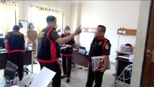 Foto : Penyidik Tindak Pidana Khusus (Pidsus) Kejaksaan Negeri (Kejari) Medan resmi menggeledah dan menyita sejumlah dokumen penting di RSUD Dr Pirngadi Medan.Terkait penyidikan dugaan kasus korupsi pada kegiatan belanja barang dan jasa yang menggunakan dana Badan Layanan Umum Daerah (BLUD) Tahun Anggaran 2023 dan 2024. Selasa (30/6). (BM-red).