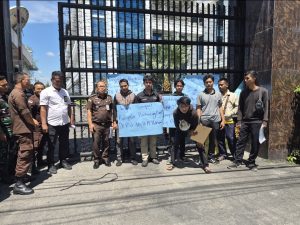 Foto :  Pengurus Besar Aliansi Mahasiswa dan Pemuda Anti Korupsi (PB ALAMP AKSI) menggelar aksi unjuk rasa besar-besaran di depan Kantor Kejaksaan Tinggi Sumatera Utara (Kejati Sumut), Kamis (2/7/2026). (BM-red).