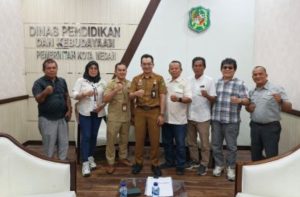 Foto : Kepala Dinas Pendidikan dan Kebudayaan (Disdikbud) Kota Medan Ahmad Barli Mulia Nasution, S.STP., M.AP didampingi Charles Lisboa Manullang menerima Forum Wartawan Kejaksaan Sumatera Utara (Forwaka Sumut) serta menggandeng insan pers untuk mengawal transparansi Program Revitalisasi Satuan Pendidikan Tahun Anggaran 2026 bertempat di Kantor Dinas Pendidikan Kota Medan, Selasa (7/7). (BM-red).