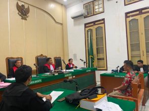 Foto : Majelis Hakim Pengadilan Tindak Pidana Korupsi (Tipikor) pada Pengadilan Negeri Medan Memvonis Hukuman Penjara kepada Tiga perangkat Desa Tuhegeo II, Kecamatan Gunungsitoli Idanoi, Kota Gunungsitoli, Sumatera Utara, Senin (27/7). (BM-red).