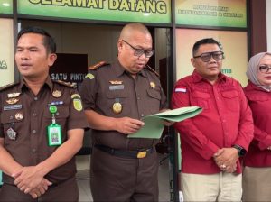 Foto : Kajari Mandailing Natal, Mohammad Nursaitias, S.H., M.H., resmi menetapkan dan menahan mantan Pelaksana Tugas (Plt) Kepala Dinas Pemberdayaan Masyarakat dan Desa (PMD) Kabupaten Mandailing Natal tahun 2023 berinisial AML. Rabu (29/7). (BM-red).