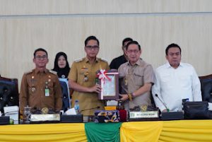 Ranperda LPj Pelaksanaan APBD TA 2025 disetujui, dihadiri Wali Kota Medan Rico Waas.