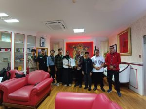 HMI Cabang Medan secara resmi menyerahkan dokumen berisi 11 poin tuntutan dan aspirasi mahasiswa kepada pimpinan DPRD Kota Medan.