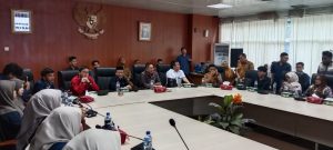 Ketua DPRD Kota Medan, Wong Chun Sen, menerima kunjungan Parliament Tour dari mahasiswa Universitas Dharmawangsa (Undhar).