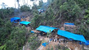 Petugas gabungan menertibkan Mes Penambangan Emas Tanpa Izin (PETI) yang berada di Kawasan Hutan Lindung Desa Kuta Usang dan Desa Lingga Raja II Kecamatan Pegagan Hilir Kabupaten Dairi.