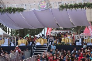 Ribuan masyarakat memadati Open Stage Taman Mejuah-juah, Berastagi penutupan Festival Bunga dan Buah (FBB) Kabupaten Karo Tahun 2026.