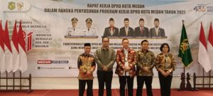 Wali Kota Medan Rico Tri Putra Bayu Waas bersama Ketua DPRD Kota Medan Wong Chun Sen, didampingi Wakil Ketua DPRD H. Rajuddin Sagala dan H. Zulkarnaen serta Plt Sekretariat DPRD Kota Medan Erisda Hutasoit, membuka Rapat Kerja (Raker) DPRD Kota Medan Tahun 2026.