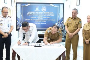 Kepala Kantor Wilayah Direktorat Jenderal Imigrasi Sumatera Utara, Dr. Parlindungan, S.H., M.H., bersama Wali Kota Tebing Tinggi, Iman Irdian Saragih, melaksanakan penandatanganan Perjanjian Pinjam Pakai Barang Milik Daerah.