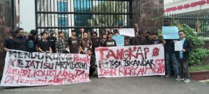 Puluhan mahasiswa dari Nasionalis Mahasiswa Demokrasi Sumut (NASDEMSU) menggelar aksi di Kantor Kejatisu.