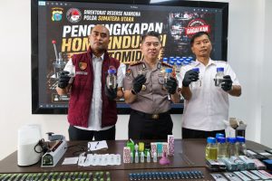 Direktur Reserse Narkoba Polda Sumut Kombes Pol. Andy Arisandi, S.H., S.I.K., M.H., bersama Kabid Humas Polda Sumut Kombes Pol. Dr. Ferry Walintukan, S.I.K., S.H., M.H., menunjukkan barang bukti liquid vape mengandung etomidate, narkotika golongan II.