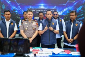 Direktur Reserse Siber Polda Sumut, Kombes Pol. Dr. Bayu Wicaksono, saat mengungkap kasus jaringan penipuan daring (online scamming) berskala internasional.