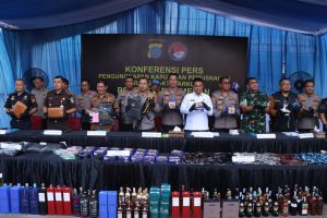 Kapolrestabes Medan menunjukkan barang bukti yang disita terdiri dari 260 kilogram sabu, 67 kilogram ganja, 92.682 butir ekstasi, 21.410 butir Happy Five, ribuan cartridge pod vaping liquid, Happy Water, serta ketamin cair dan serbuk.